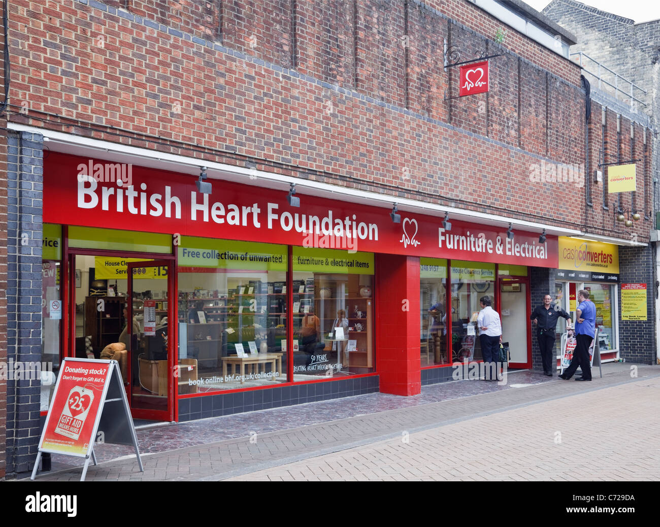 Charity shop store uk hi-res stock photography and images - Alamy