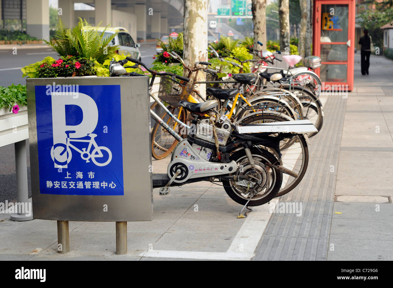 Bicycle parking, Shanghai, China Stock Photo - Alamy