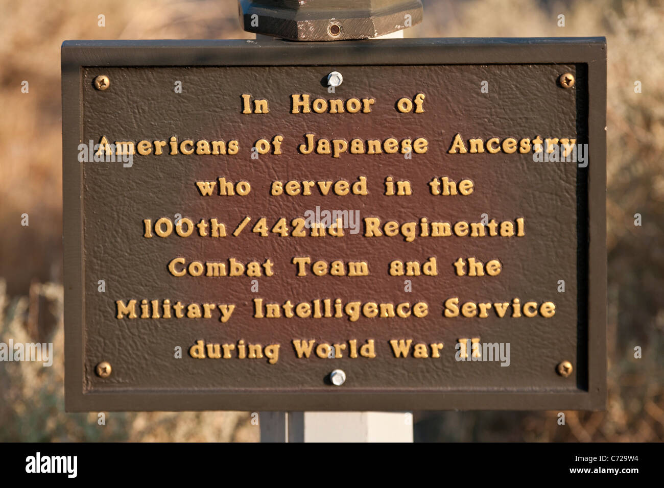 Plaque in honor of Americans of Japanese Ancestry at Manzanar War Relocation Center, Independence, California, USA. JMH5305 Stock Photo