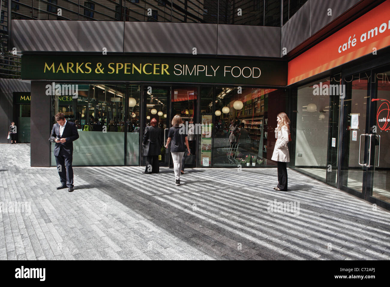 People standing on street hi-res stock photography and images - Alamy