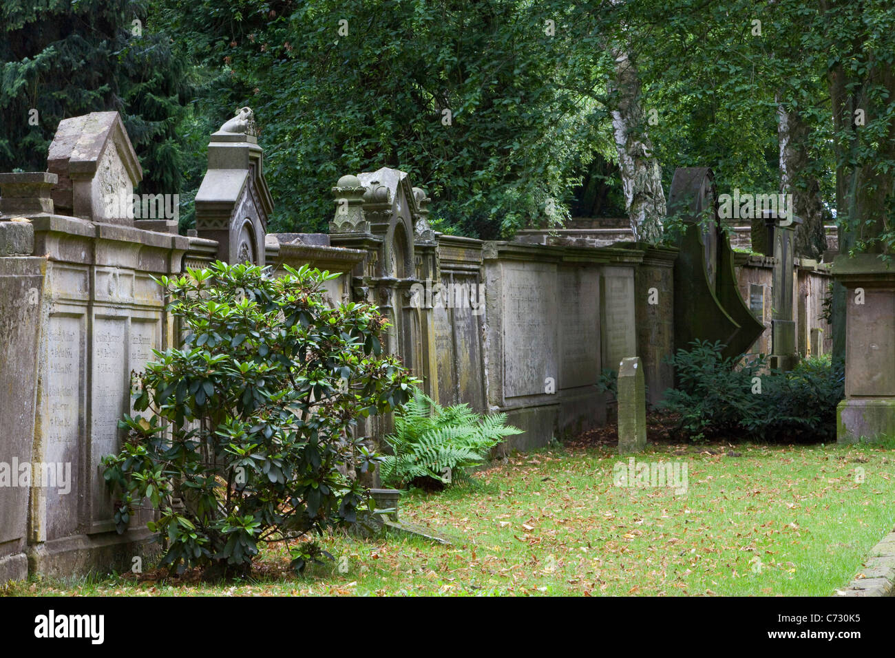 Headstones in cemetery hi-res stock photography and images - Alamy