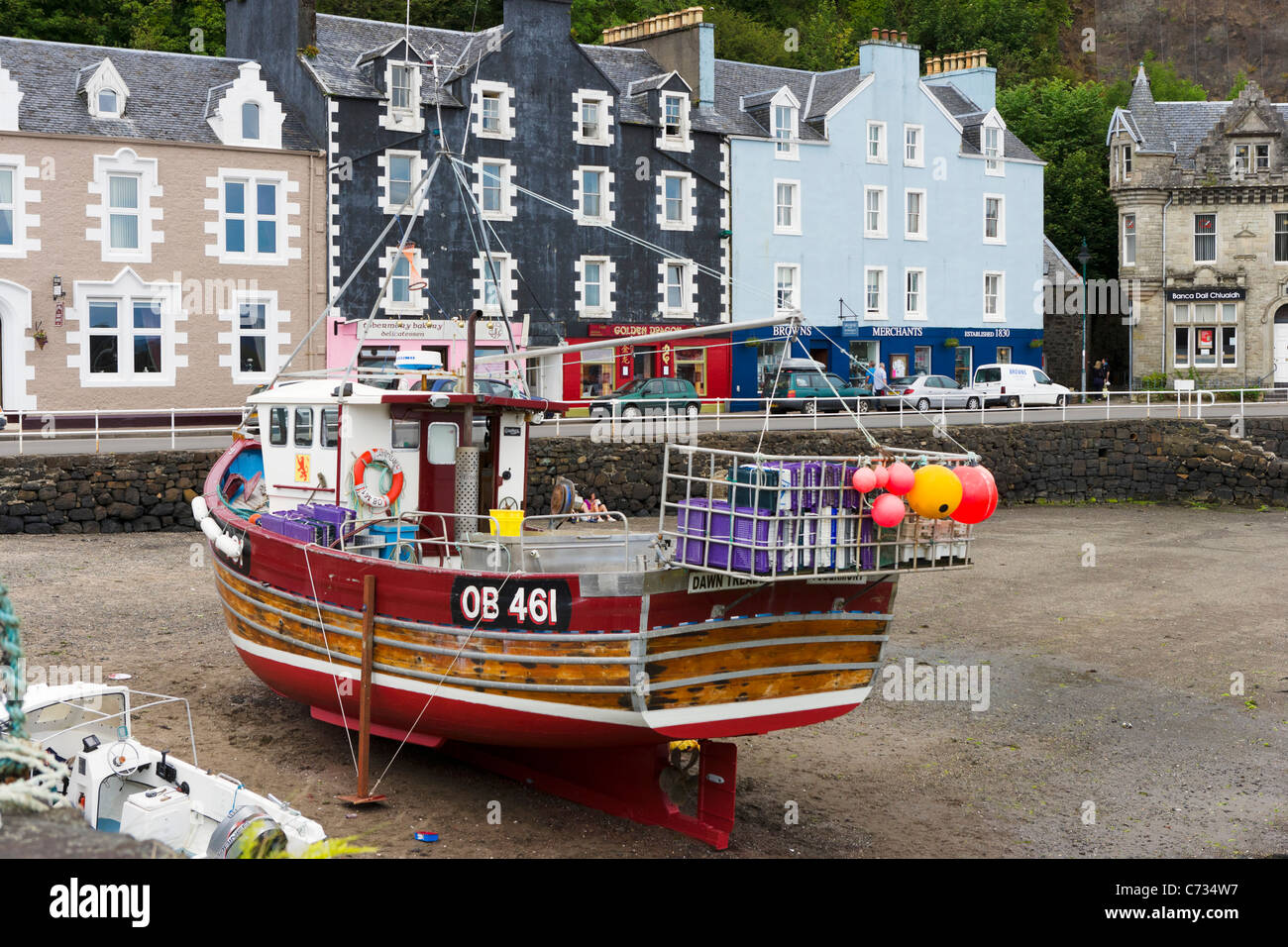 Fishing boat at low tide in the fishing port of Tobermory on the Isle of Mull, Inner Hebrides, Argyll and Bute, Scotland, UK Stock Photo