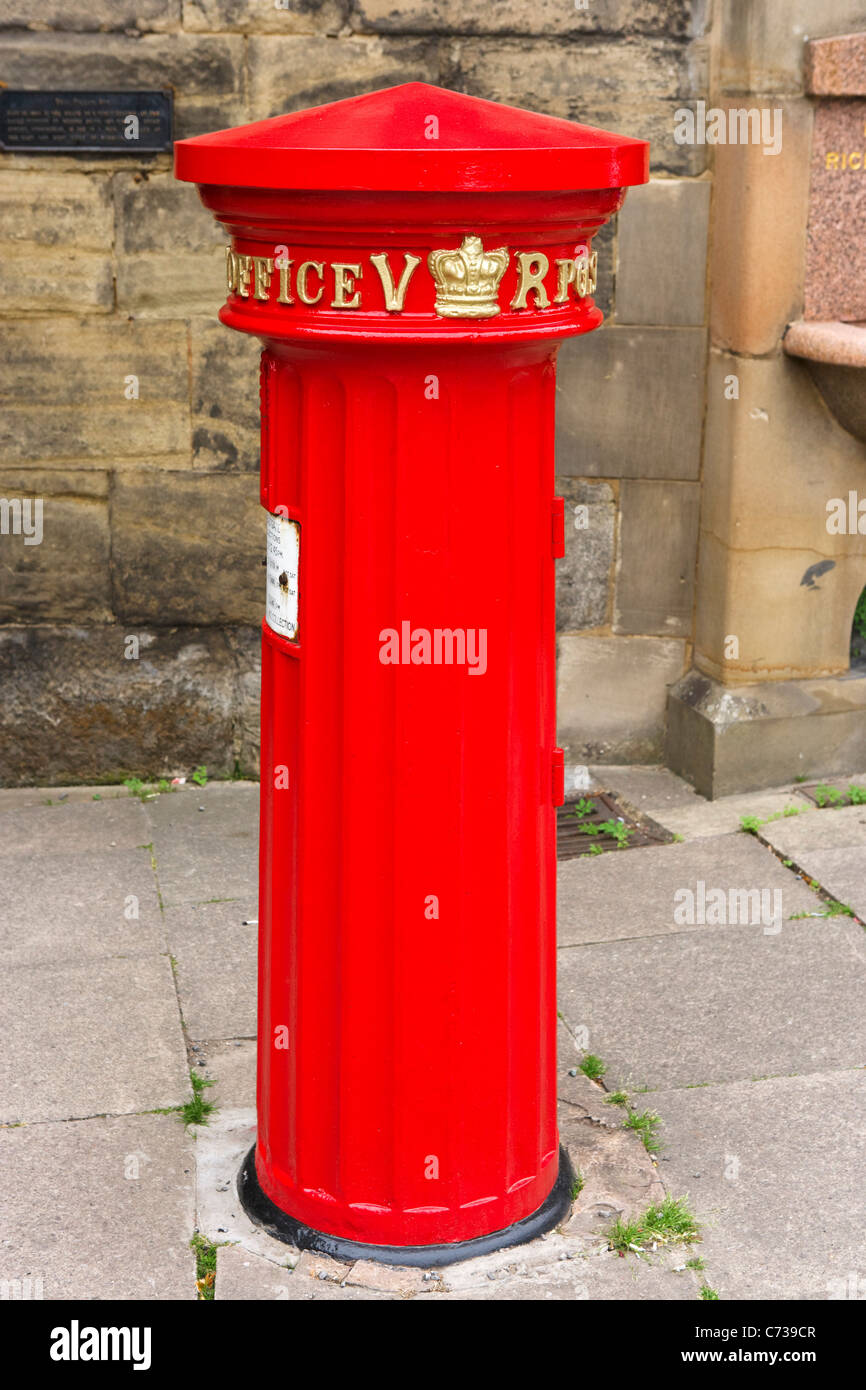 Old Victorian post box in the town centre, Warwick, Warwickshire, England, UK Stock Photo