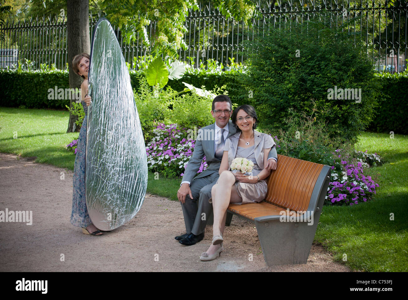 A photographer's assistant holding a reflector during a shooting.  Assistante de photographe tenant un réflecteur. Stock Photo