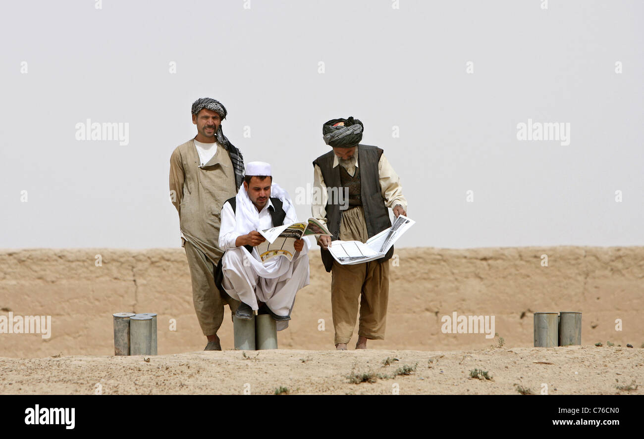 Local people reading newspapers Kunduz Afghanistan Stock Photo