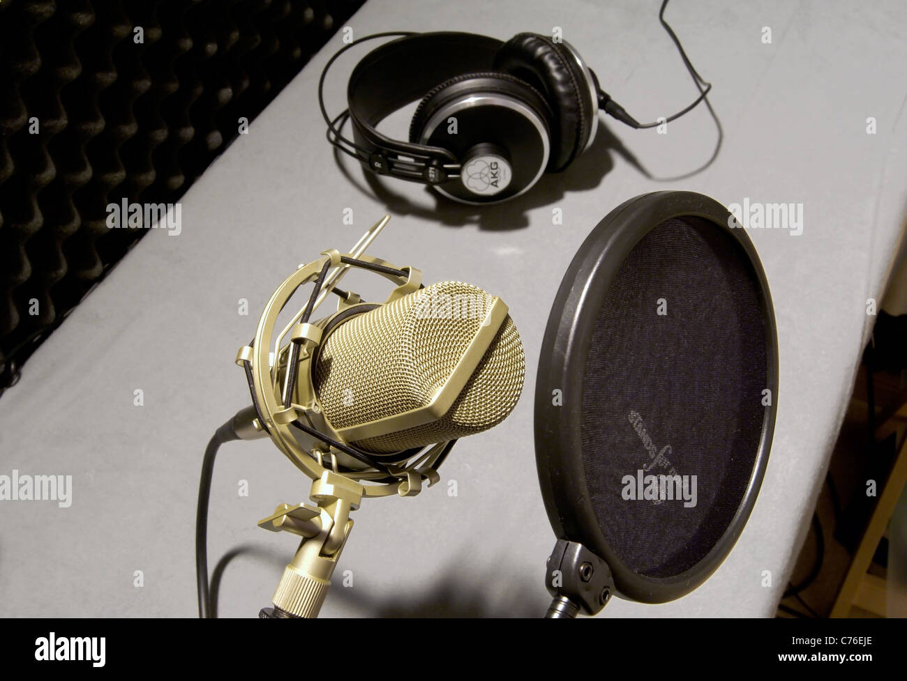 Studio microphone filter headphones hi 