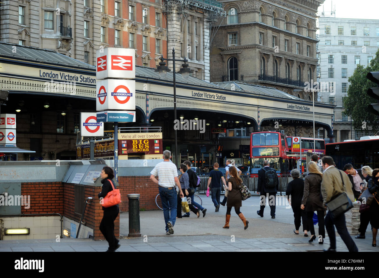 Commuters on way home from work rushing to catch train at Victoria Station London Stock Photo