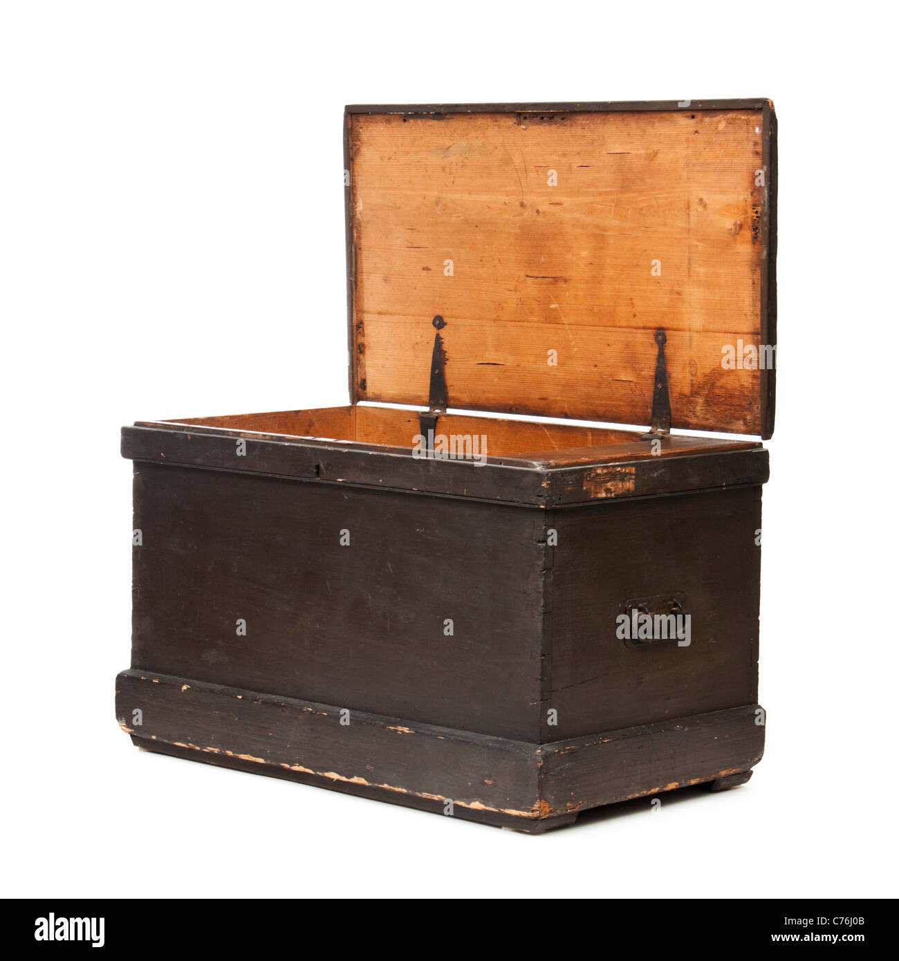 Antique Steamer Trunk Isolated Stock Photo - Download Image Now - Trunk -  Furniture, Old-fashioned, Retro Style - iStock