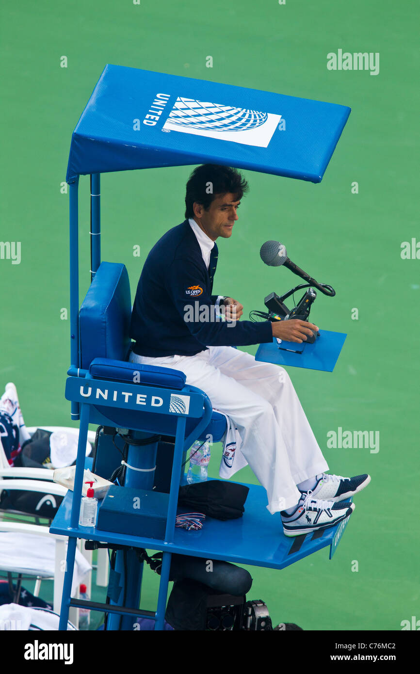 Umpire during the Men's Final between Novak Djokovic (SRB) winner and Rafael Nadal (ESP) at the 2011 US Open Tennis Stock Photo