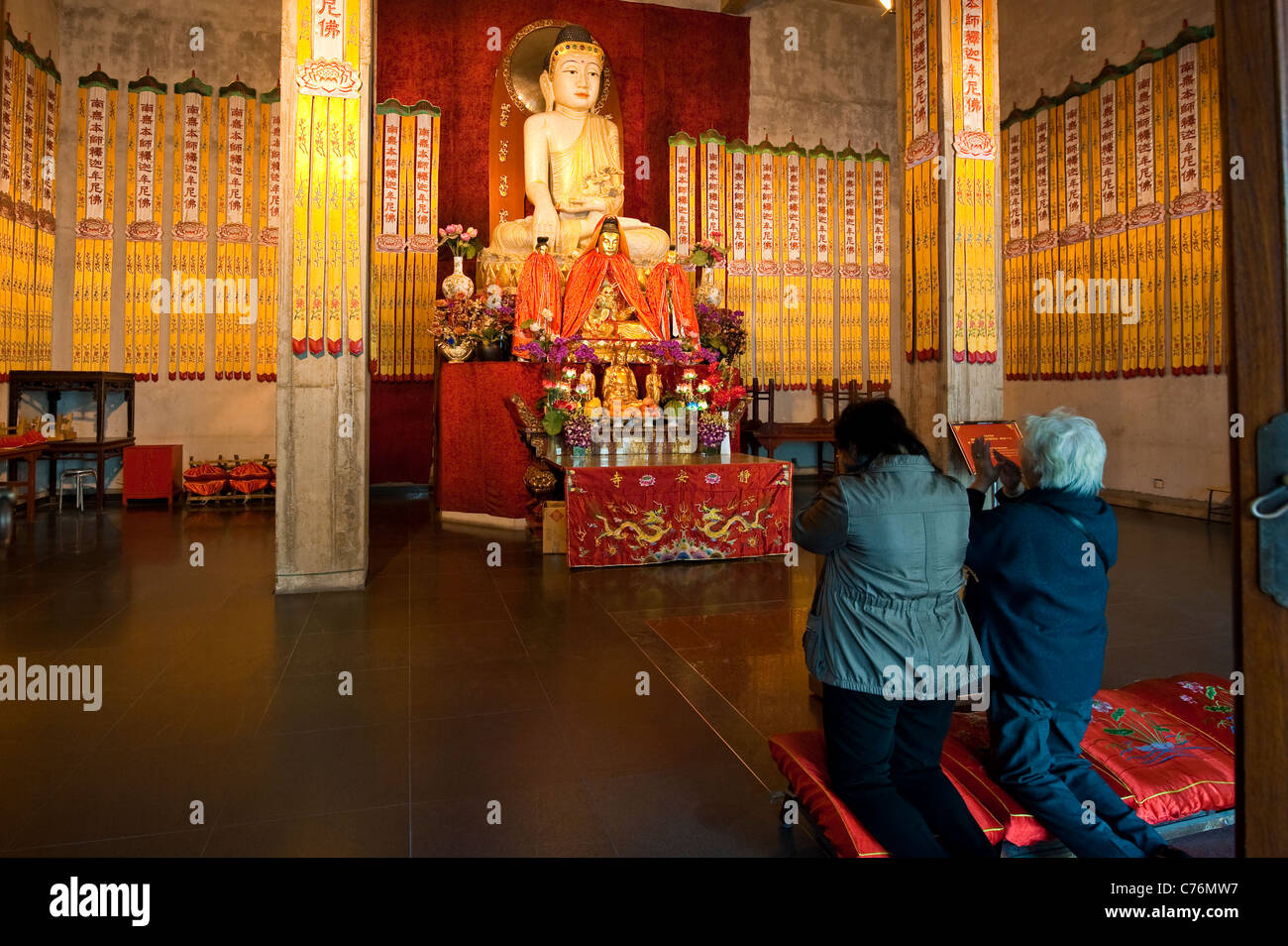 Chines women pray at Jing'an temple, Shanghai Stock Photo
