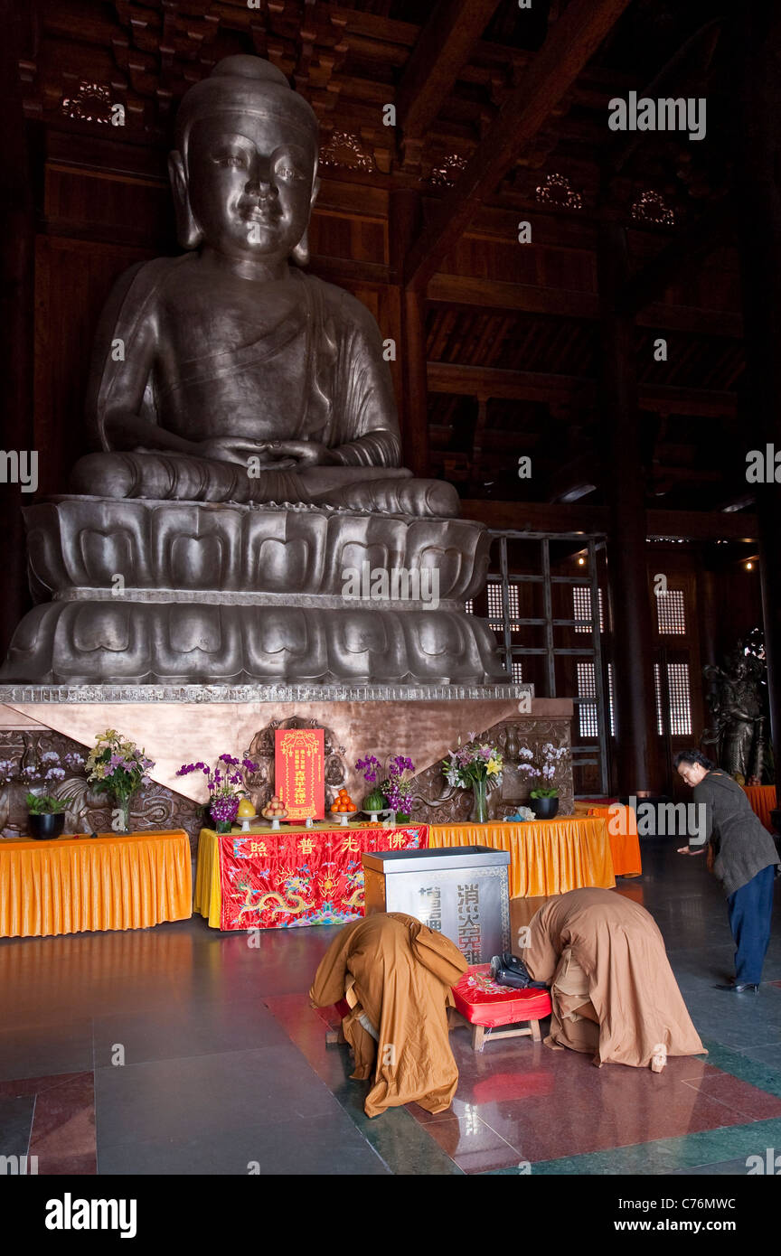Buddhist monks pray at Jing'an temple,Shanghai Stock Photo