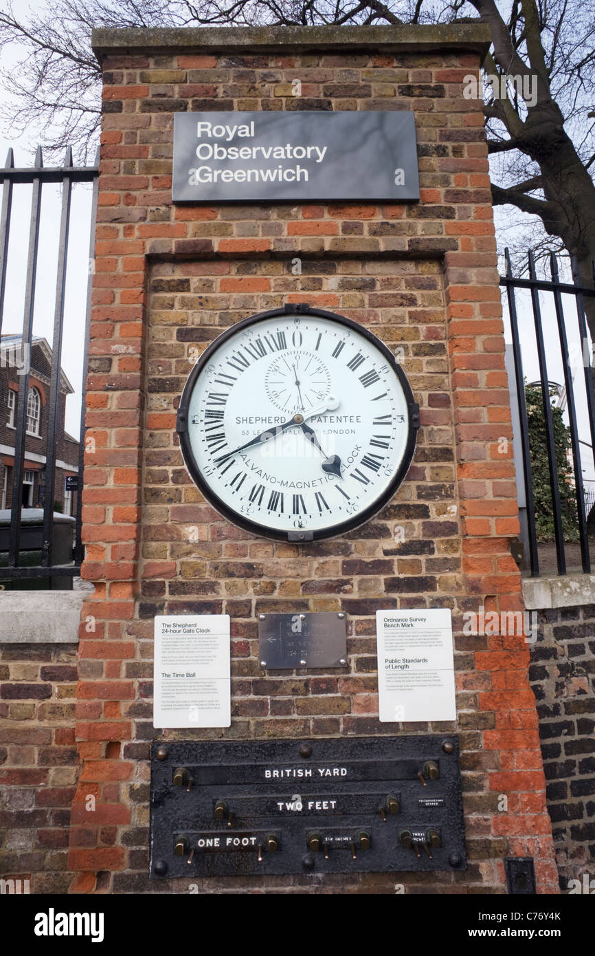 England,London,Greenwich,Royal Observatory,Greenwich Mean Time Clock Stock Photo