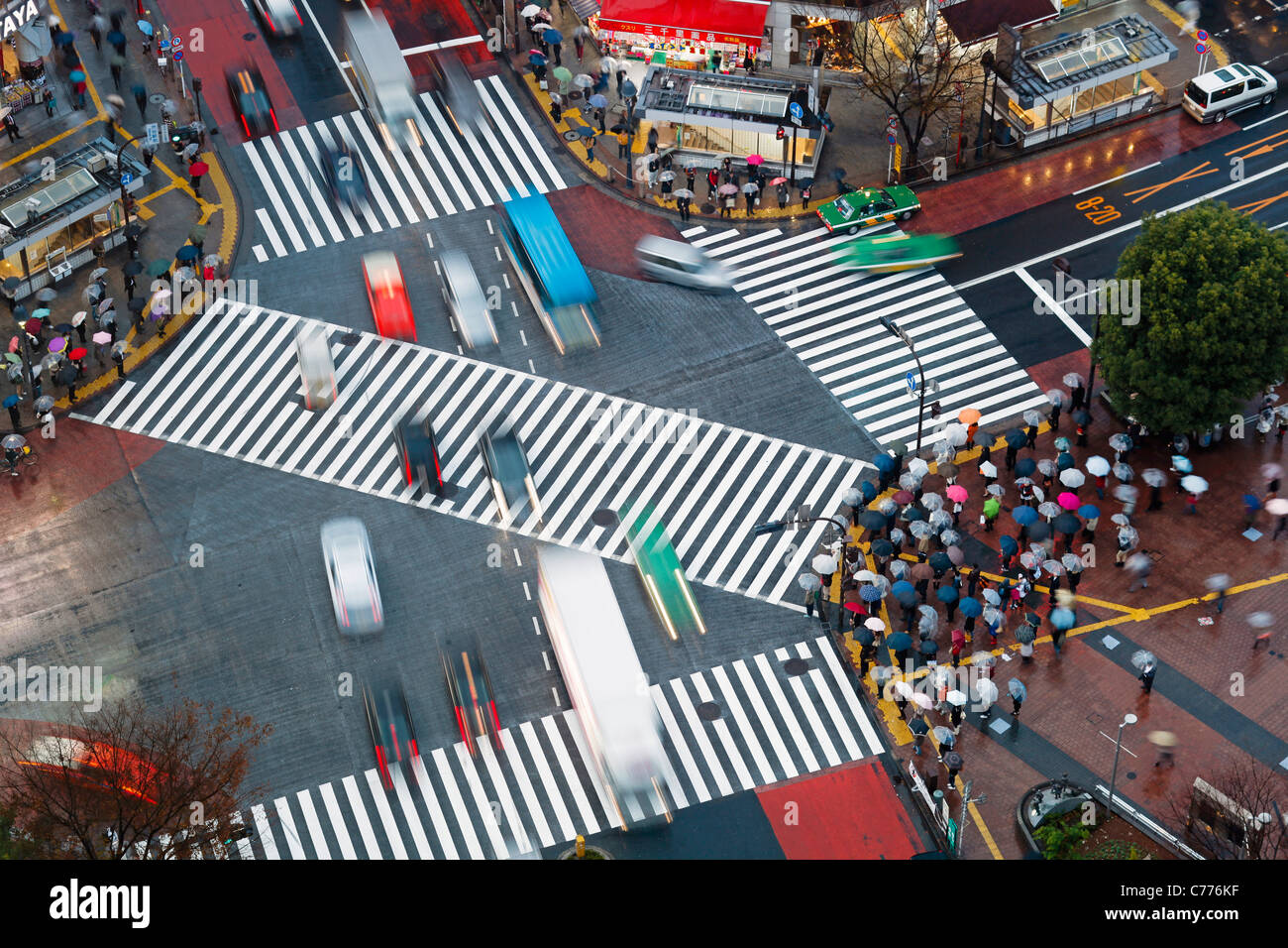 Asia, Japan, Tokyo, Shibuya, Shibuya Crossing - crowds of people crossing the famous crosswalks Stock Photo
