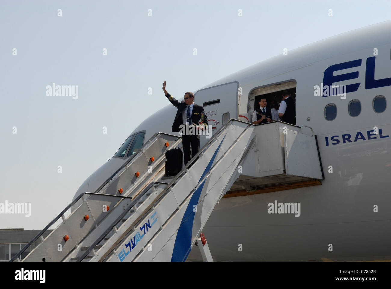 An Israeli pilot disembark from a Boeing 777 airplane of EL AL airlines ...