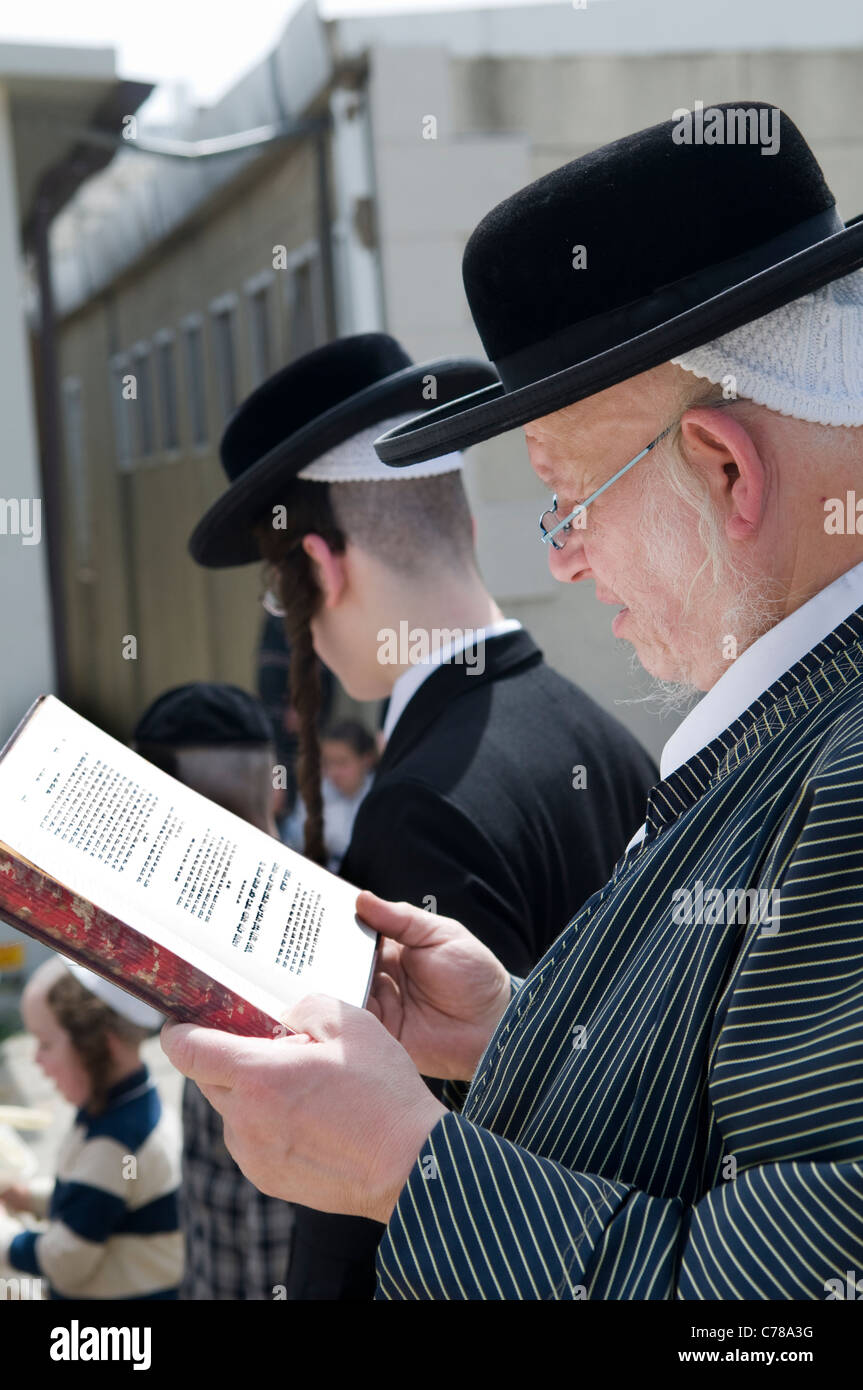 Orthodox Hasidic Jews praying during the burning the chametz ceremony