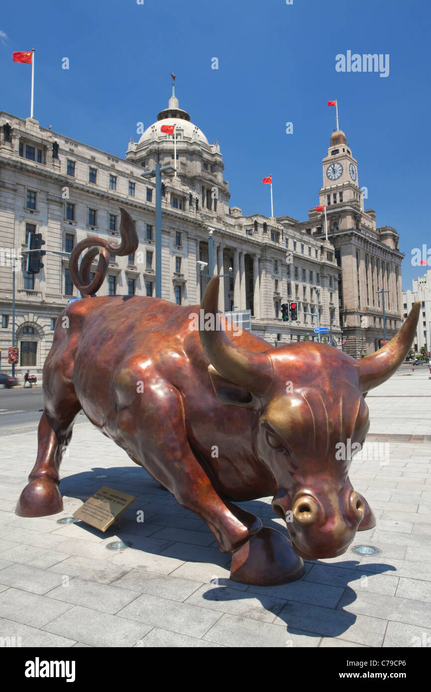 Bull Statue, The Bund, Shanghai, China Stock Photo