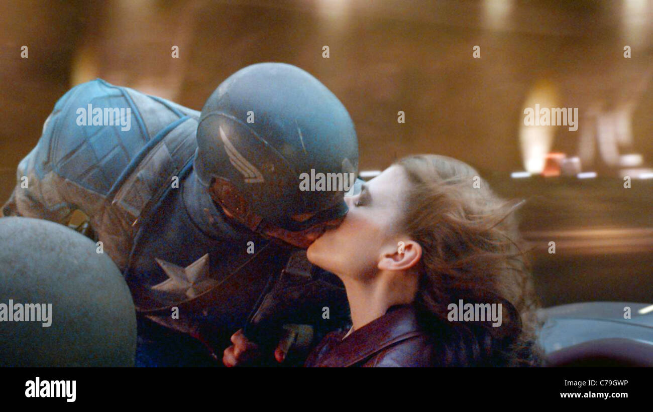 CAPTAIN AMERICA: THE FIRST AVENGER (2011) CHRIS EVANS, HAYLEY ATWELL JOE JOHNSTON (DIR) 015 MOVIESTORE COLLECTION LTD Stock Photo