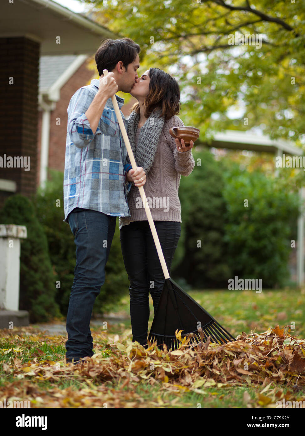 Couple kissing garden hi-res stock photography and images - Alamy