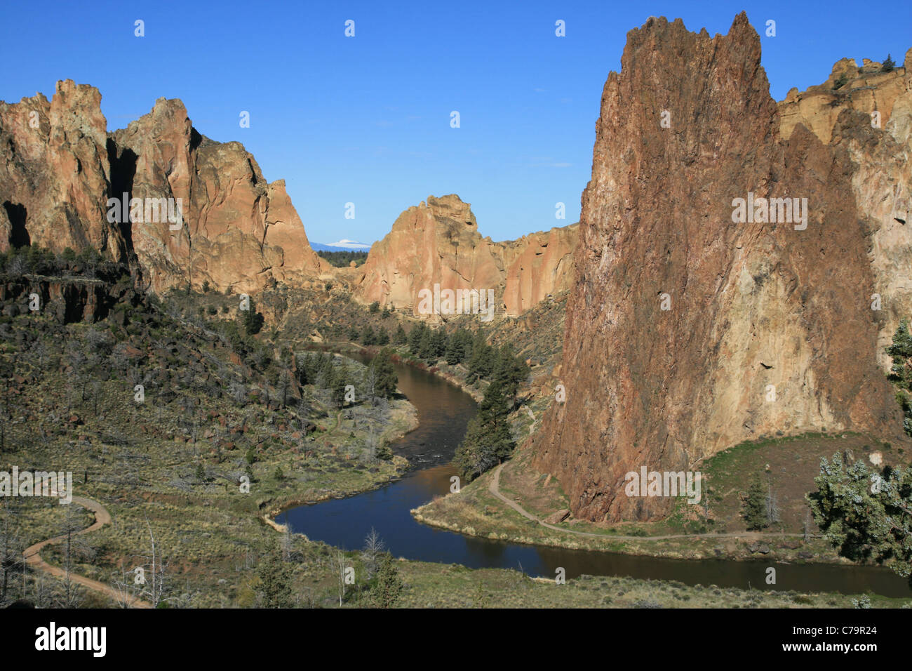 the Crooked River winds past the cliffs of Smith Rock State Park, Oregon Stock Photo