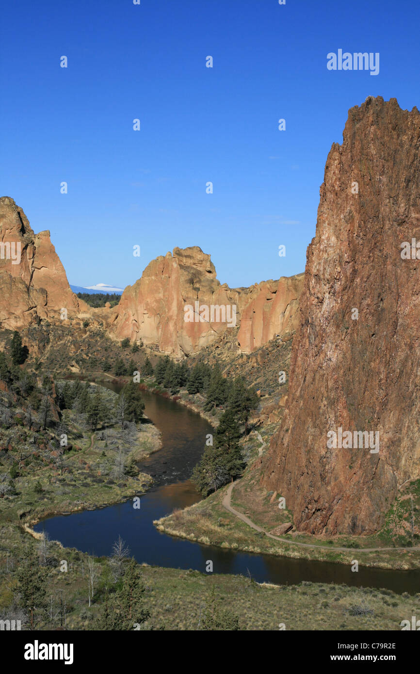 vertical image of the Crooked River curving past the cliffs of Smith Rock State Park Stock Photo