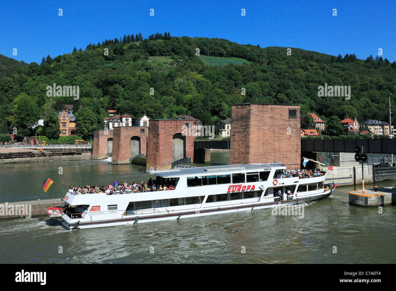 Flusslandschaft des Neckar, Ausflugsschiff in der Neckarschleuse, Doppelschleuse vor dem Heiligenberg in Heidelberg, Baden-Wuerttemberg Stock Photo