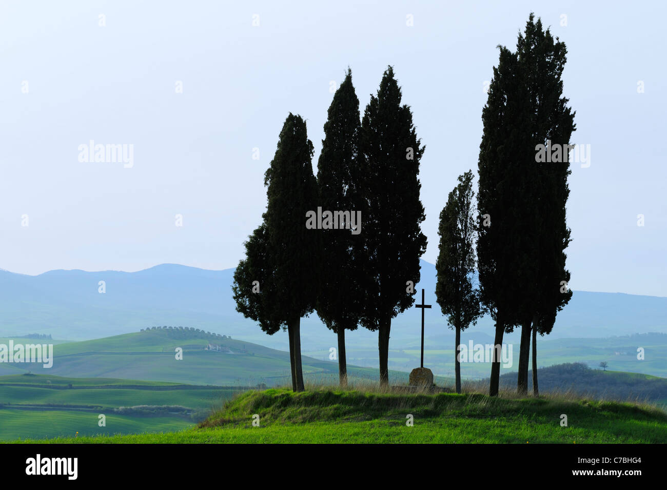 Wayside cross with cypresses and hills in the background, Val d´Orcia, UNESCO World Heritage Site, Val d´Orcia, Tuscany, Italy Stock Photo