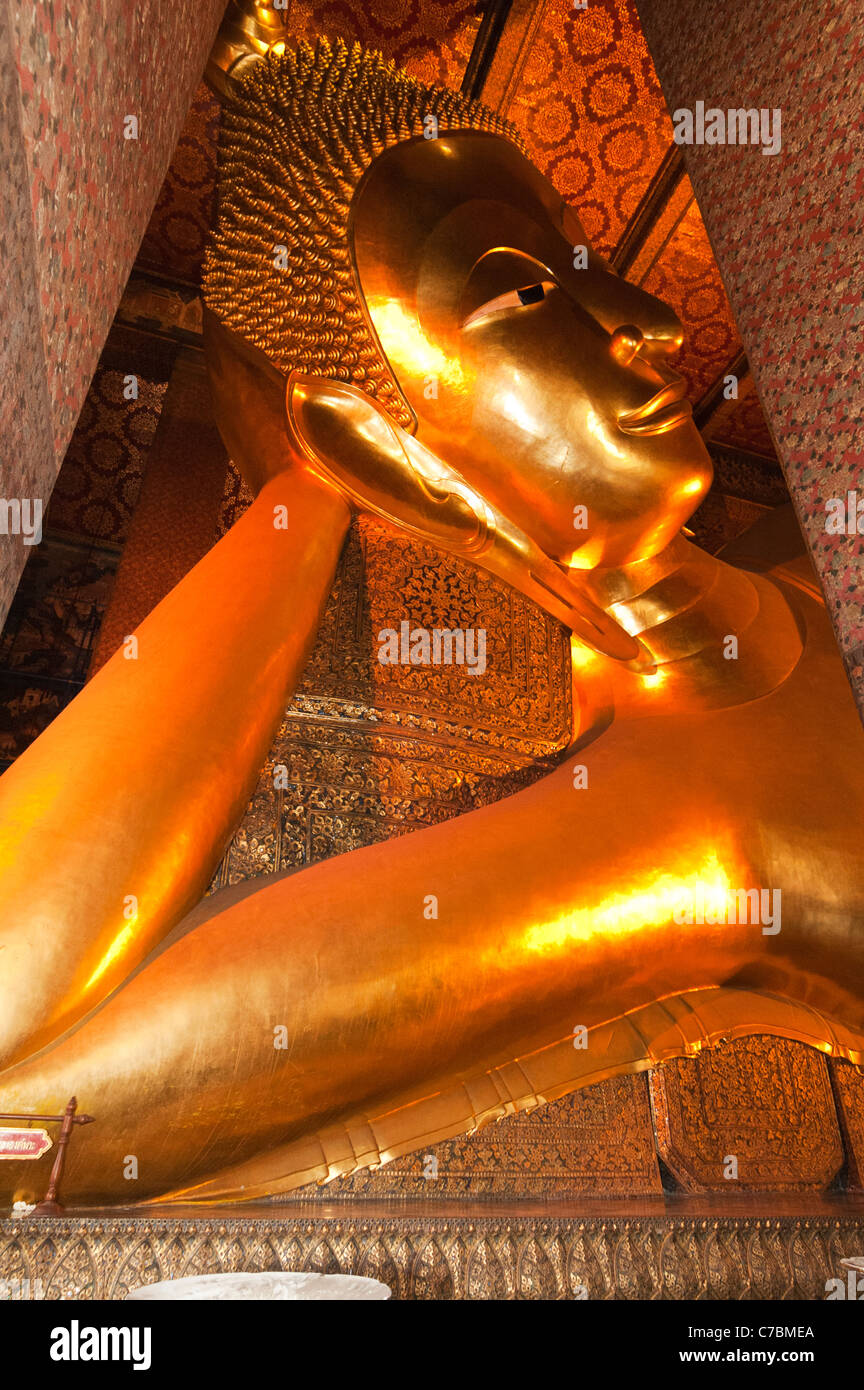 Wat Po 18th c, giant reclining Buddha figure, 46 meters long Phra Buddhasaiyas Stock Photo