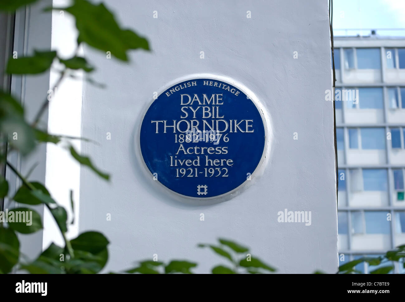 english heritage blue plaque marking a home of actress dame sybil thorndike, chelsea, london, england Stock Photo