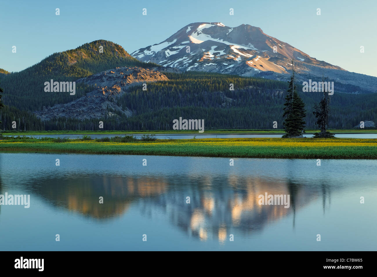 South Sister reflected in Sparks Lake at dawn, Cascade Lakes Scenic Byway, Oregon, USA, North America Stock Photo