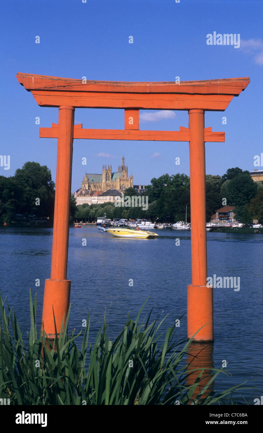 Japanese torii gate on City lake (plan d'eau du Saulcy) with cathedral St Etienne, Metz town, Moselle, Lorraine region, France Stock Photo