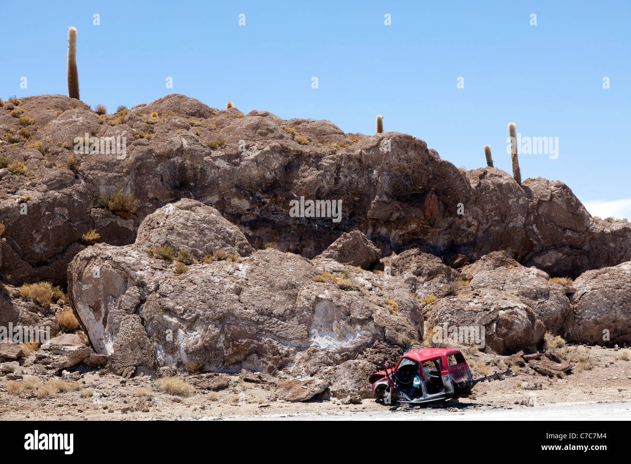 Isla Incahuasi, wreck of a  4WD, Uyuni, Bolivia Stock Photo