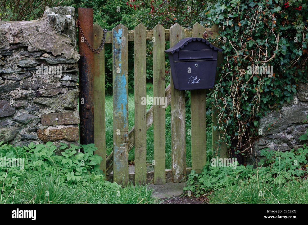 Gate post box hi-res stock photography and images - Alamy