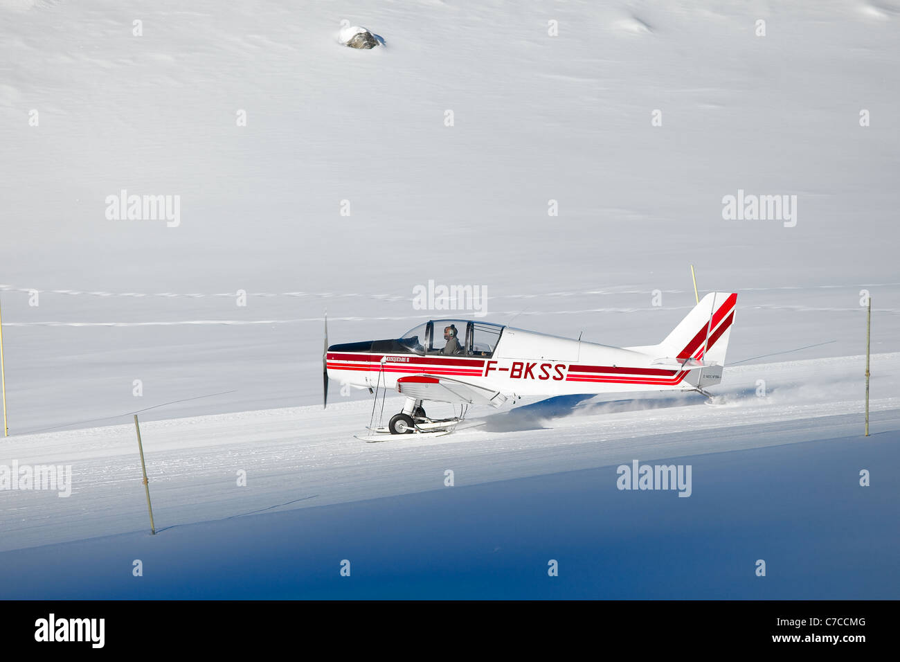 Take off airplane mountains hi-res stock photography and images - Alamy