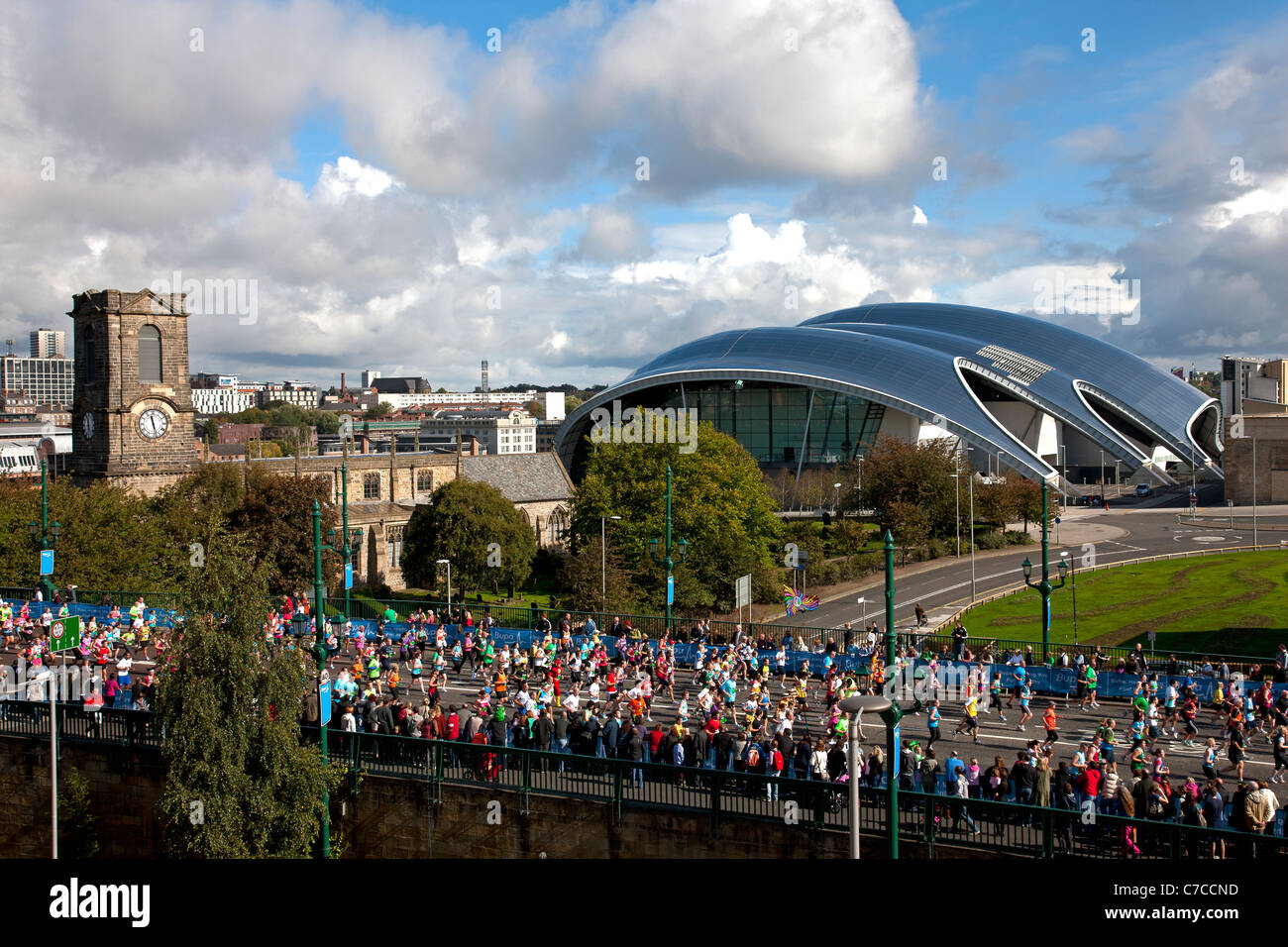 The 2011 Bupa Great North Run, viewed from the Gateshead side, with the Sage Gateshead in the background, Tyne and Wear Stock Photo