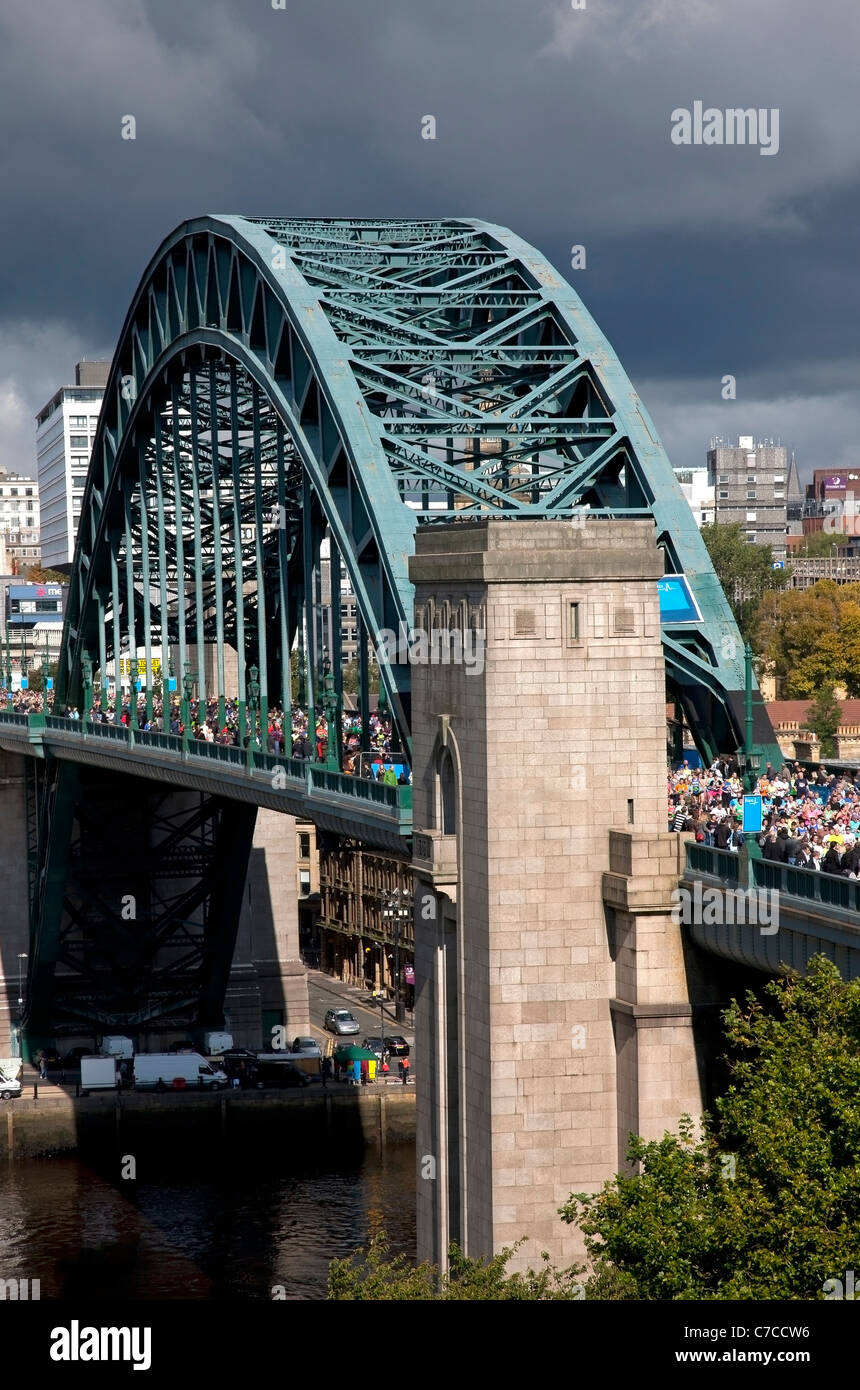 Runners in the 2011 Bupa Great North Run coming over the Tyne Bridge in Newcastle, view from the Gateshead side, Tyne and Wear Stock Photo