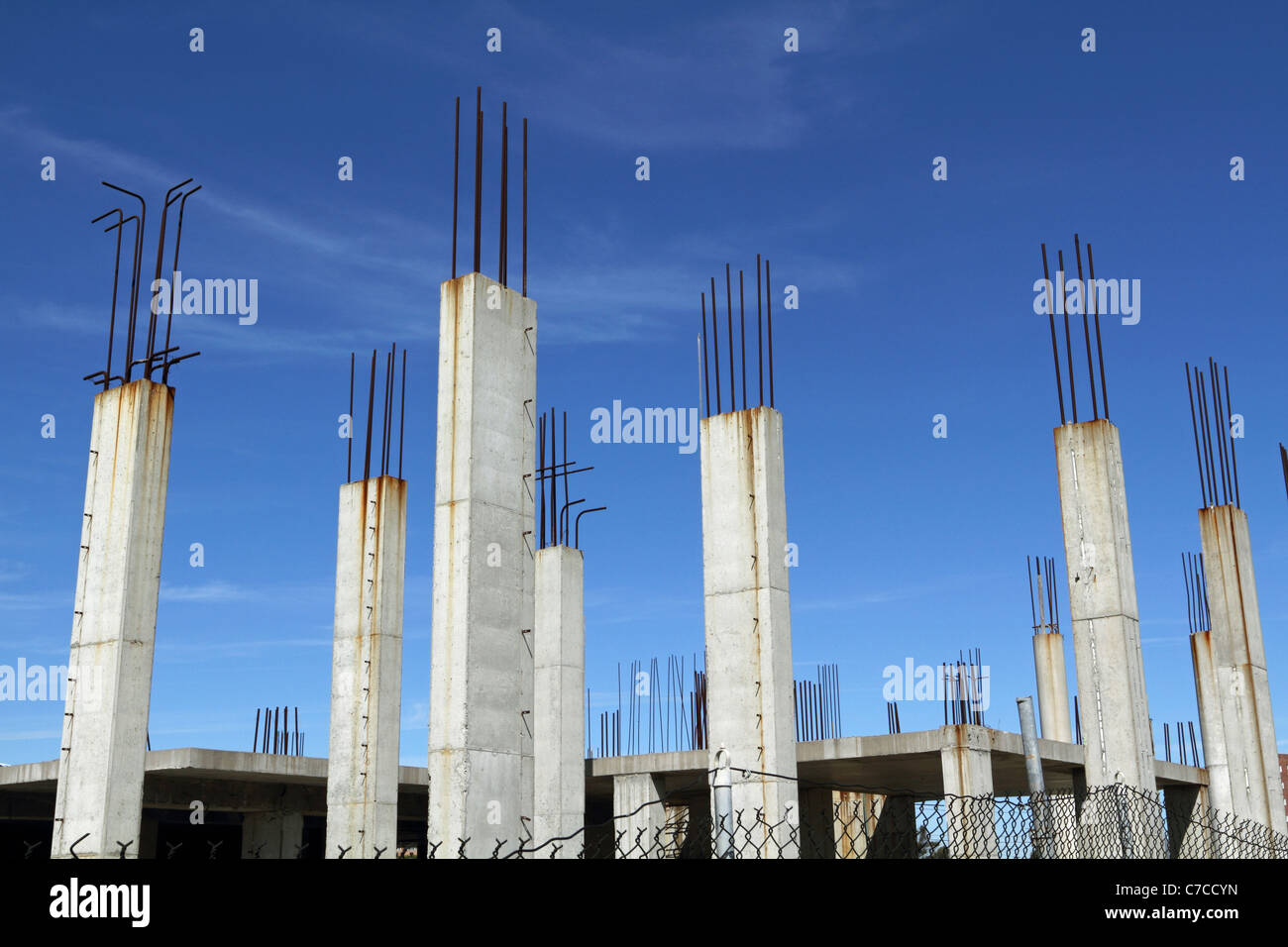 Reinforced concrete structural columns at a construction site where worked had been stopped due to the current economic slowdown Stock Photo