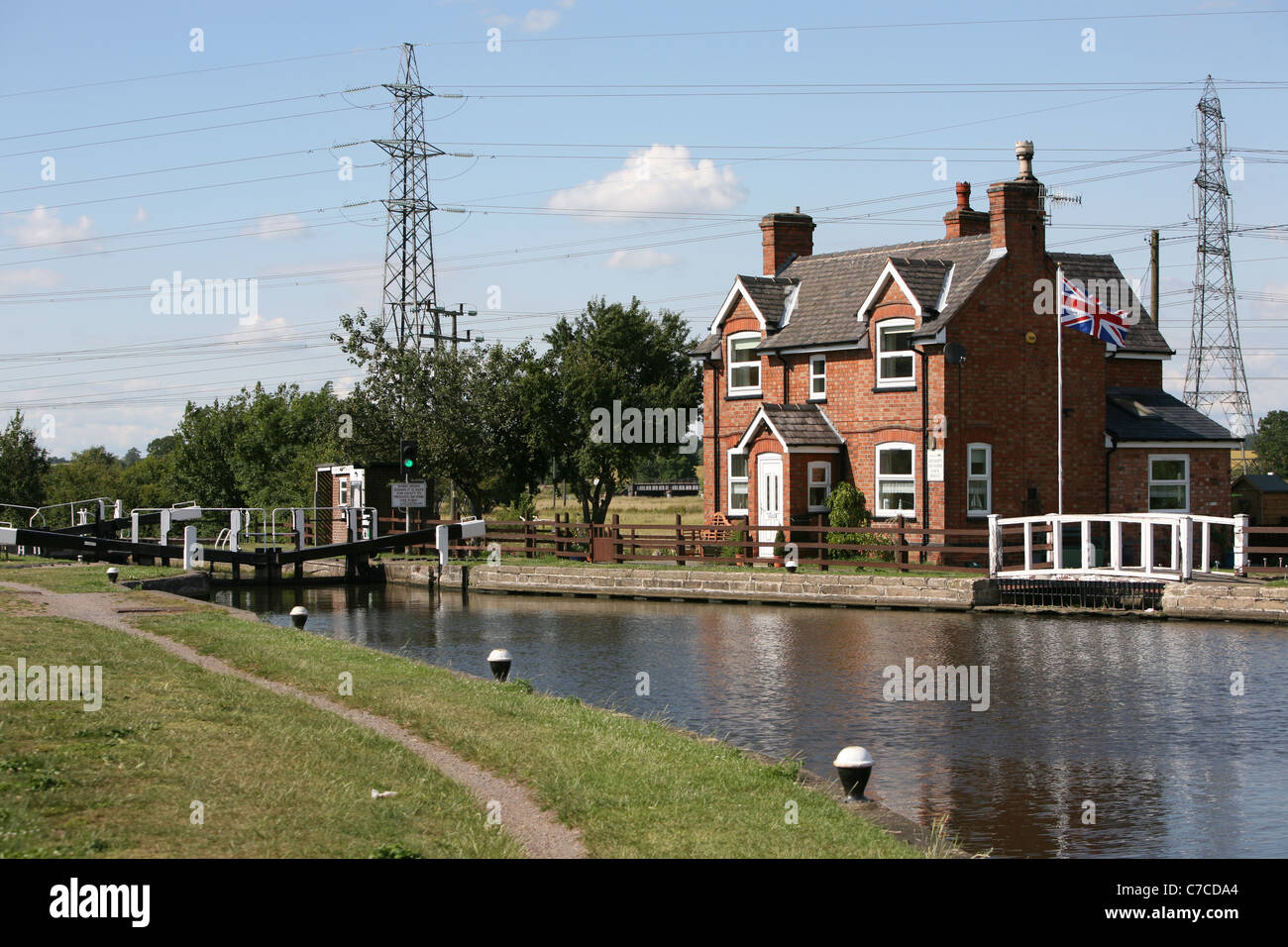 lock keepers cottage on the grand union canal loughborough Stock Photo ...