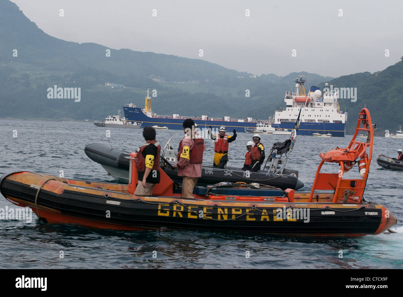 The BNFL ship 'Pacific Pintail' collects rejected plutonium MOX fuel from the Takahama nuclear plant in Uichiura Bay, Japan. Stock Photo