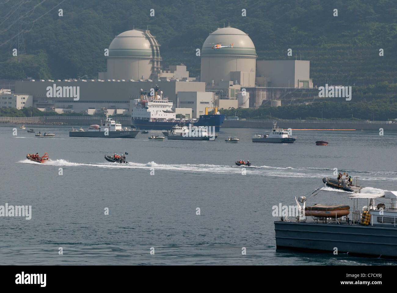 The BNFL ship 'Pacific Pintail' collects rejected plutonium MOX fuel from the Takahama nuclear plant in Uichiura Bay, Japan. Stock Photo