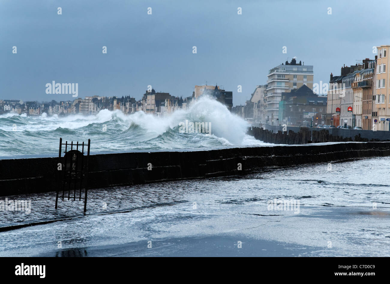 Storm in St Malo, powerful waves against the sea wall "Le Sillon ...