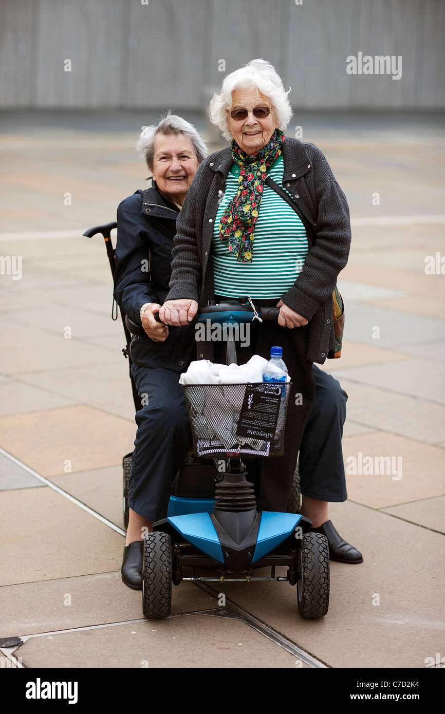 Shaded Hængsel Seminar Two ladies on mobility scooter hi-res stock photography and images - Alamy