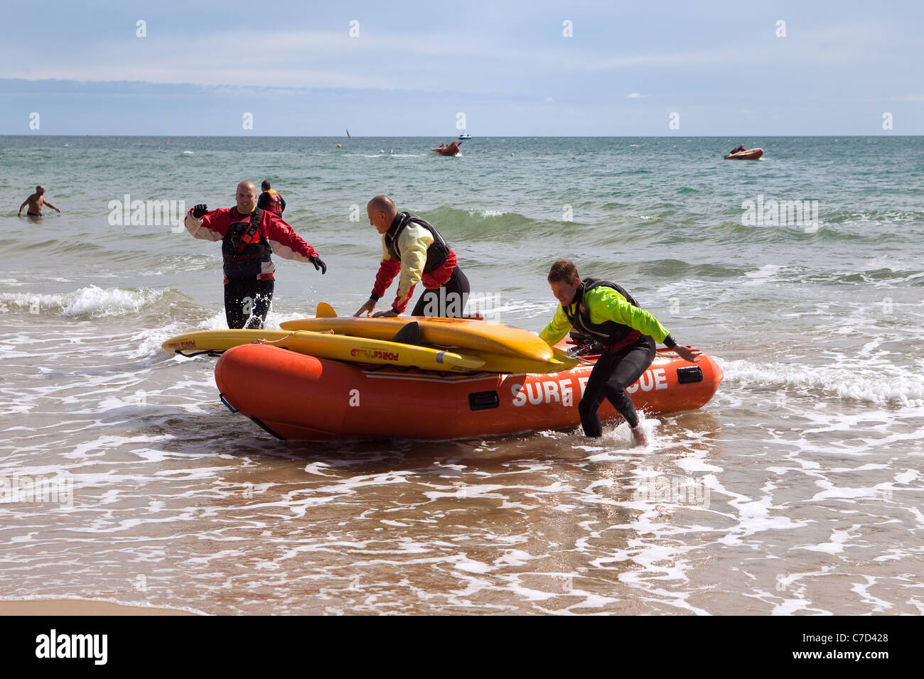 members-of-the-rnli-surf-rescue-squads-bournemouth-beach-england-uk