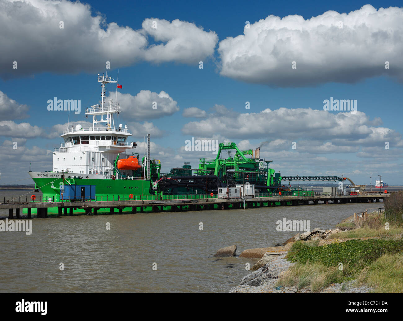 The Victor Horta dredger unloading it s cargo of sand at the Brett cement factory, Cliffe. Stock Photo