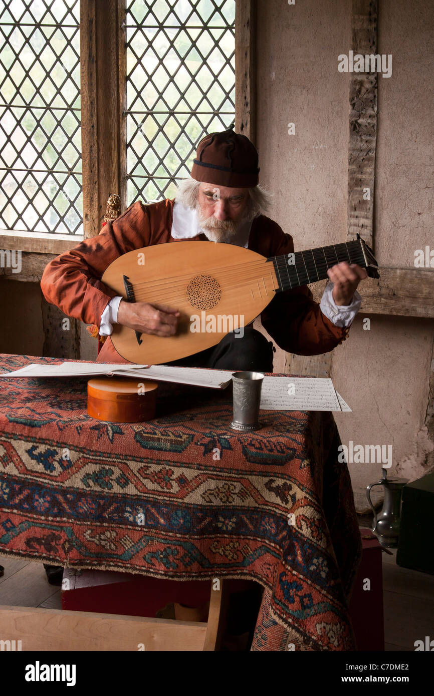 Musician playing lute hi-res stock photography and images - Page 3 - Alamy