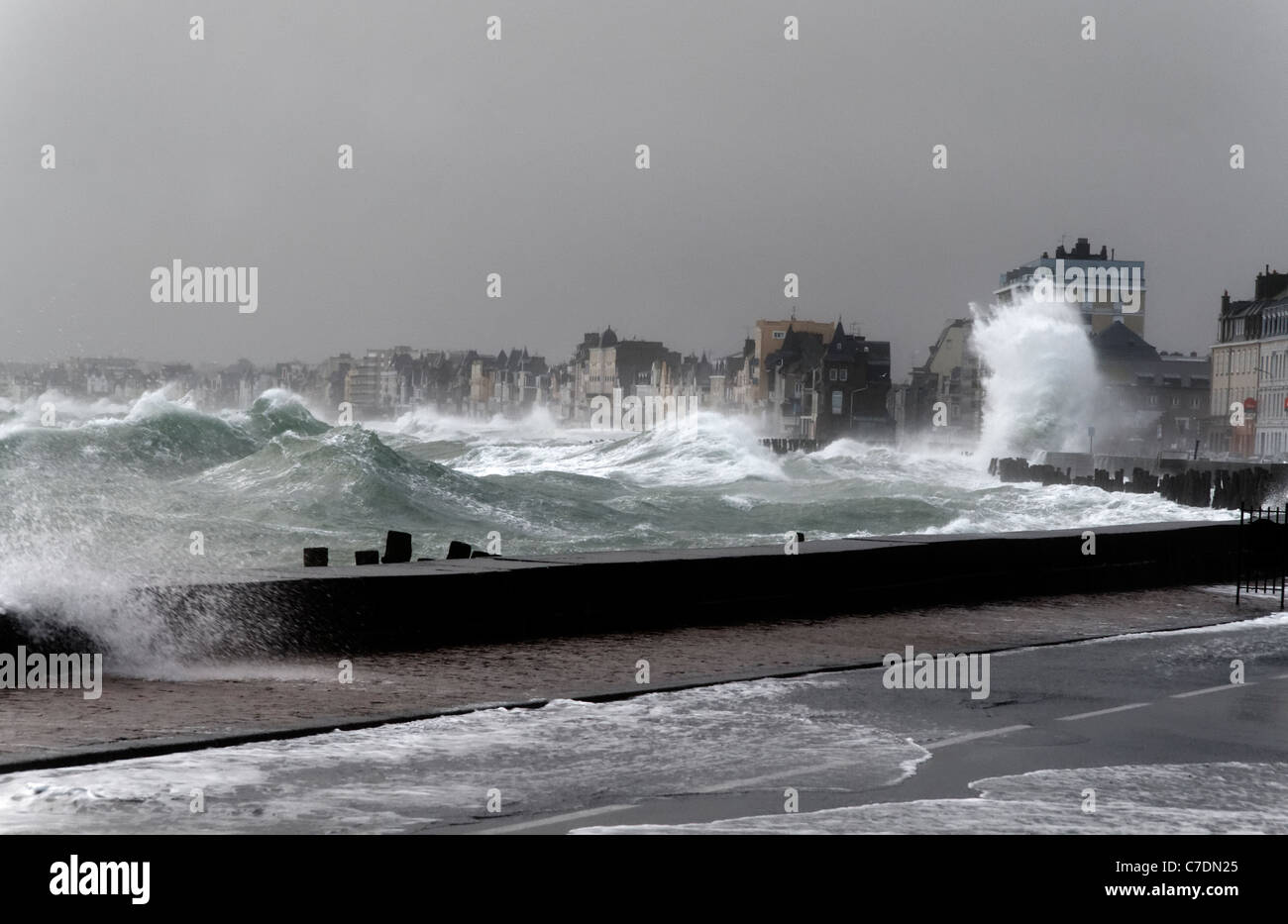 Storm in St Malo, powerful waves against the sea wall (Chaussée du ...
