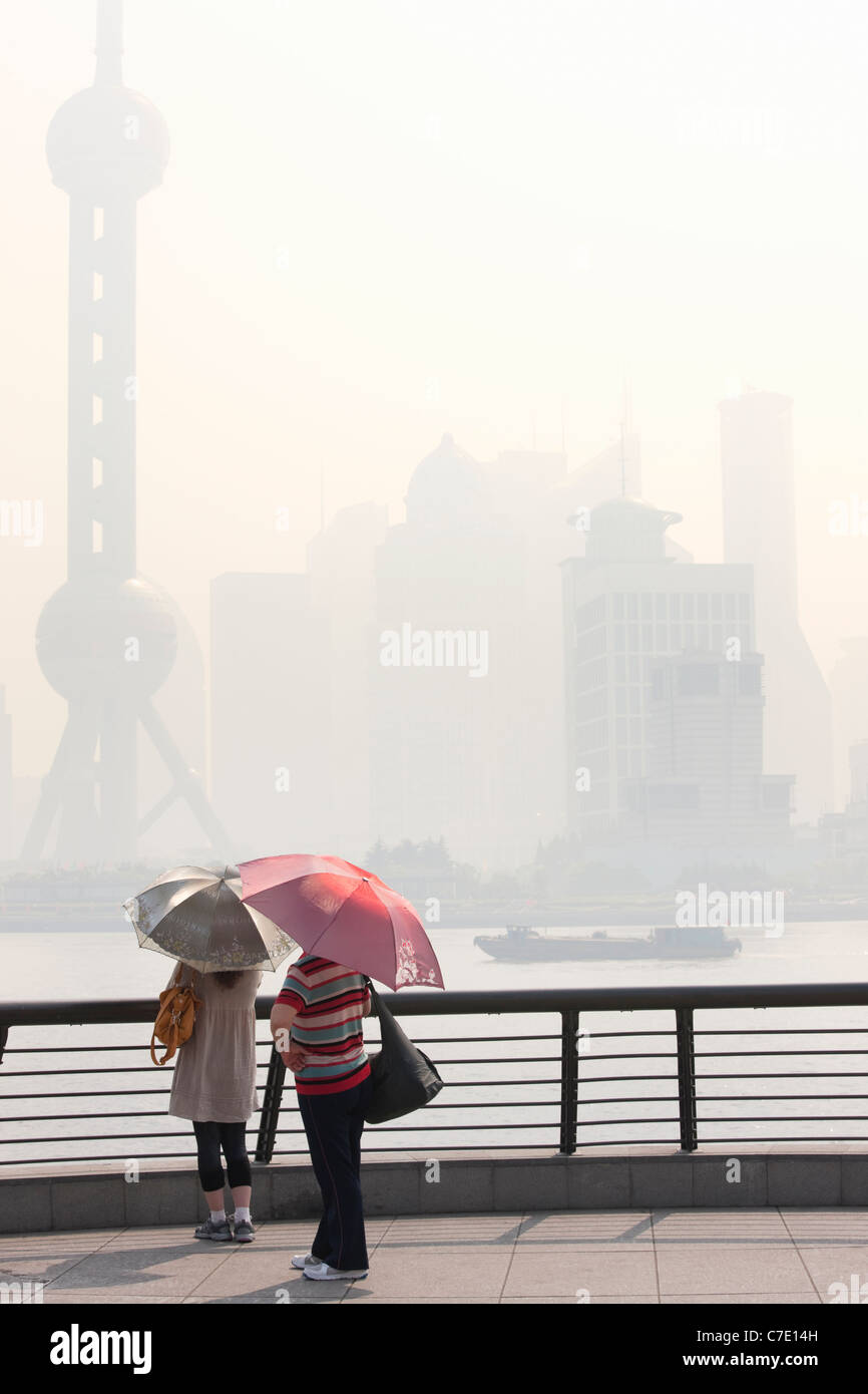 Sightseers on The Bund looking at Pudong, Pudong, Shanghai, China Stock Photo