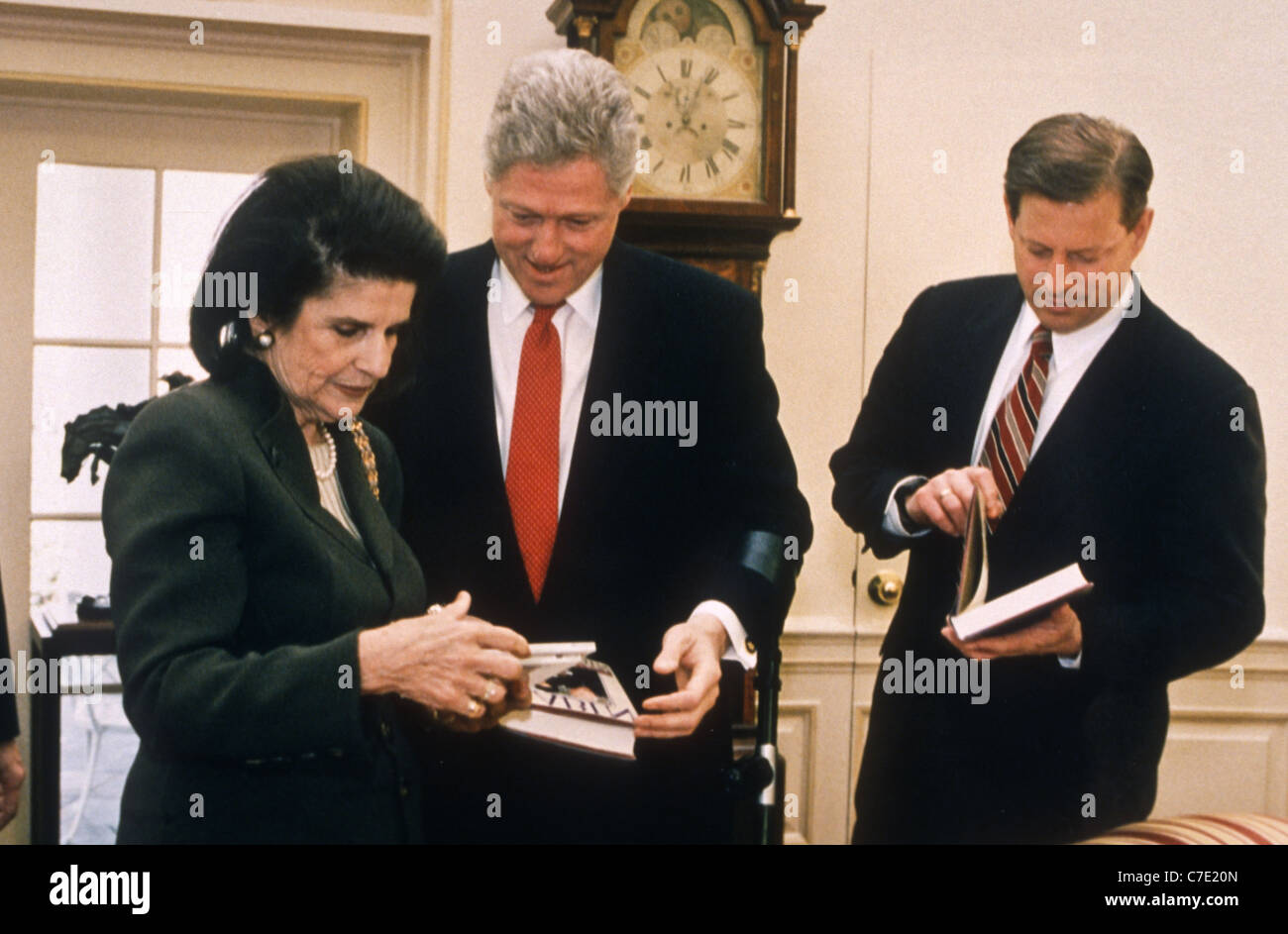 Leah Rabin, wife of slain Israeli Prime Minister Yitzhak Rabin presents US President Bill Clinton and VP Al Gore Stock Photo