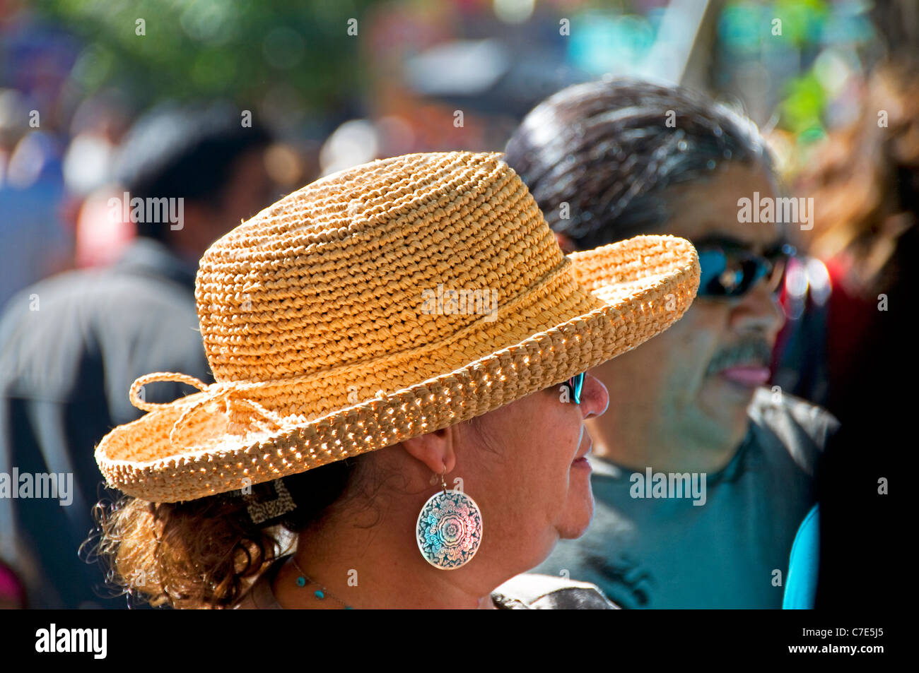 woman wearing straw summer hat Stock Photo - Alamy