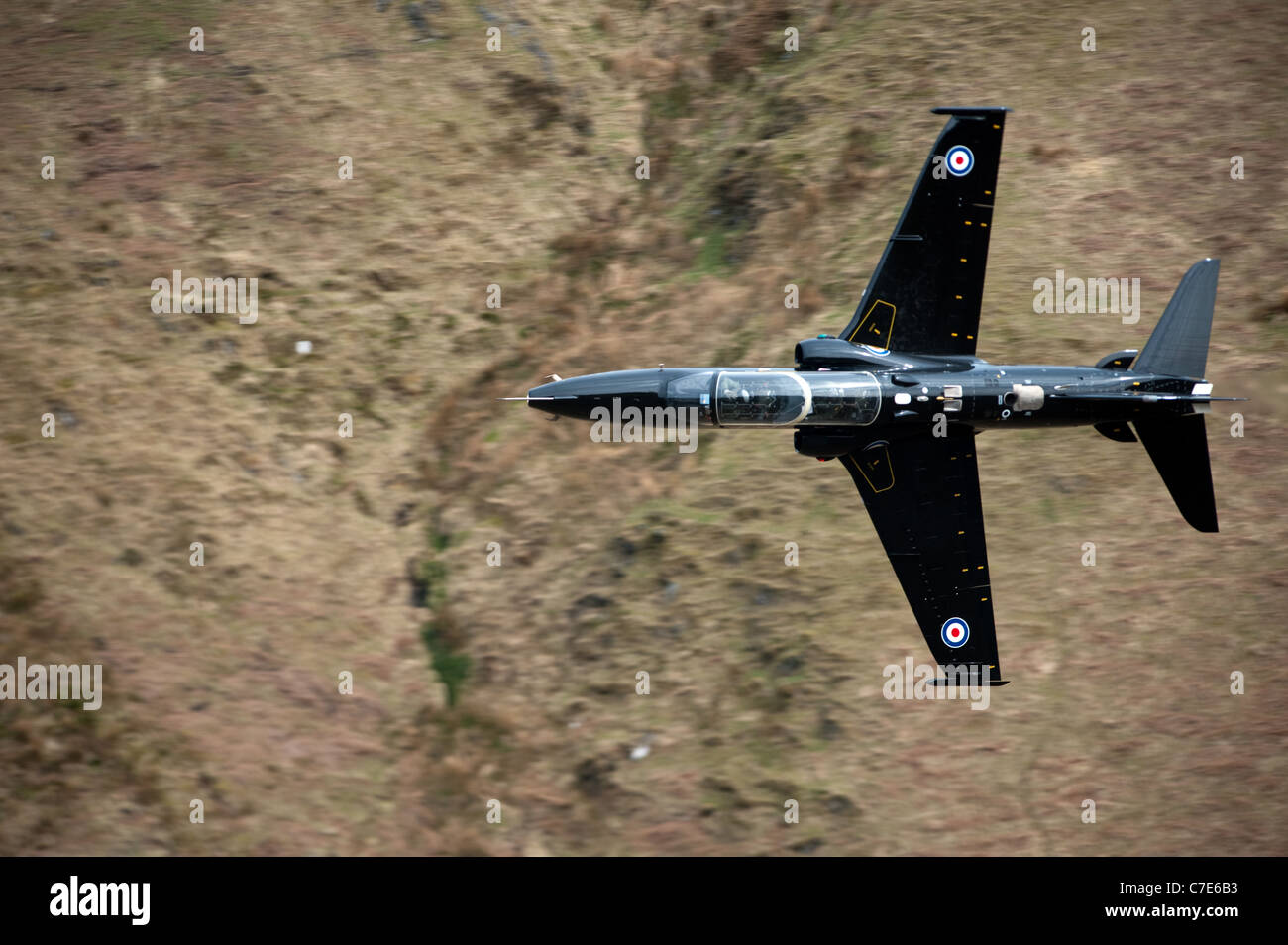 A Hawk T2 from RAF Valley low flying in north Wales ( LFA7 ) known as the Mack loop Stock Photo