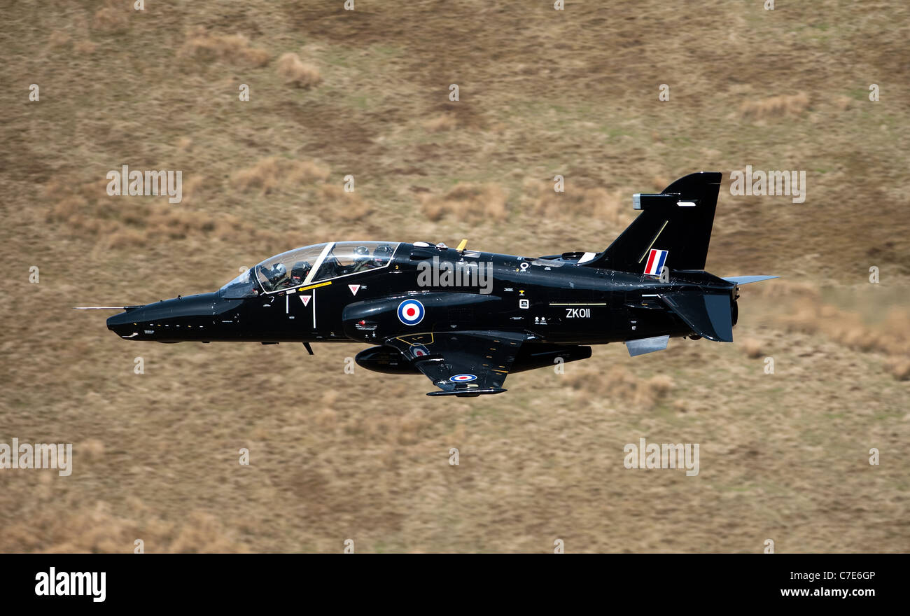 A Hawk T2 from RAF Valley low flying in north Wales ( LFA7 ) known as the Mack loop Stock Photo